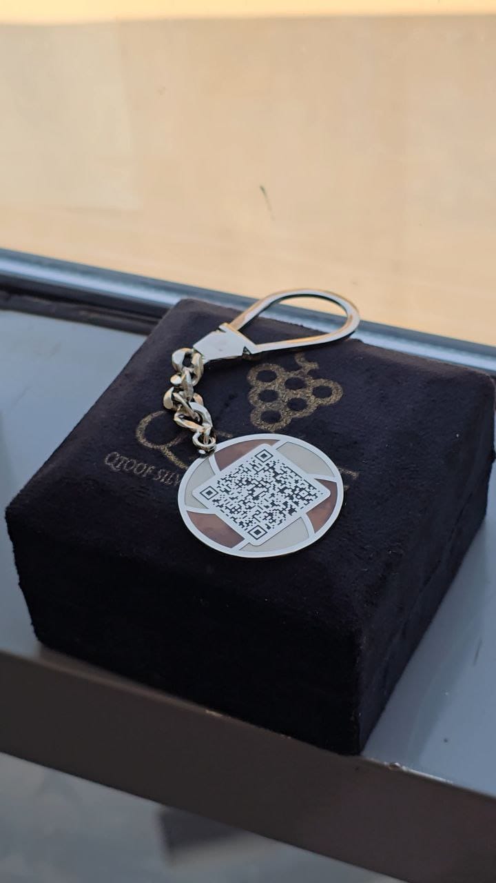 ميدالية بتصميم مميز مع QR Code
